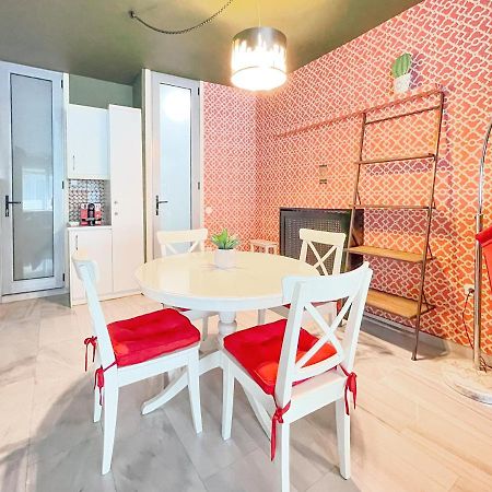 Loft 1 Bedroom Apartment In The Heart Of Атина Екстериор снимка